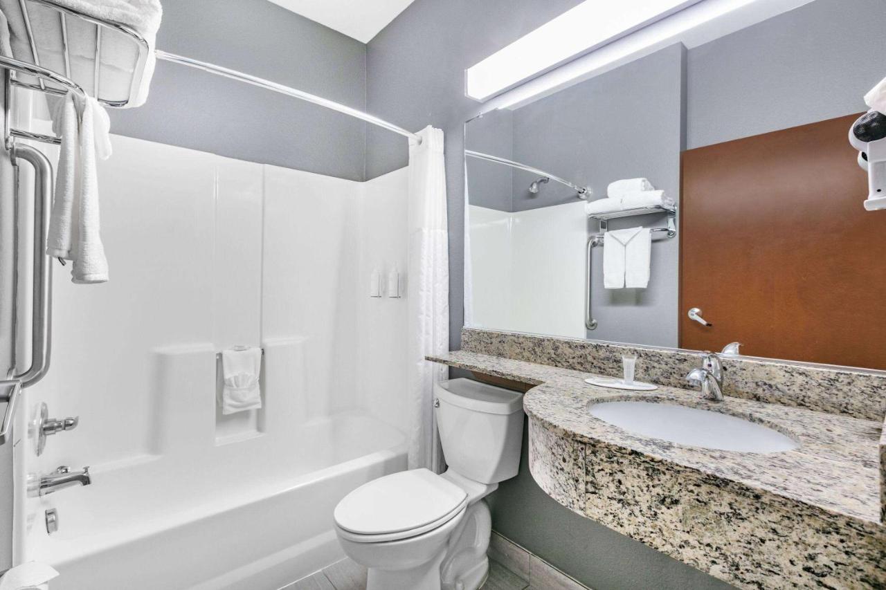 Microtel Inn & Suites By Wyndham Austin Airport Exterior foto