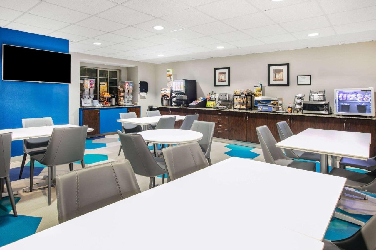 Microtel Inn & Suites By Wyndham Austin Airport Exterior foto